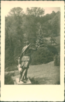 Rzeźba - kobieta z kołczanem na plecach z jelonkiem w otoczeniu zieleni [Dokument ikonograficzny]