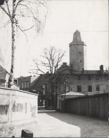 Widok Baszty Strzegomskiej od ulicy Czarnieckiego w Jaworze