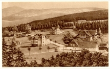 Riesengebirge. Ober-Br&uuml;ckenberg mit Brodbaude, 870 m &uuml;. M. und Blick nach der Schneekoppe [Dokument ikonograficzny]